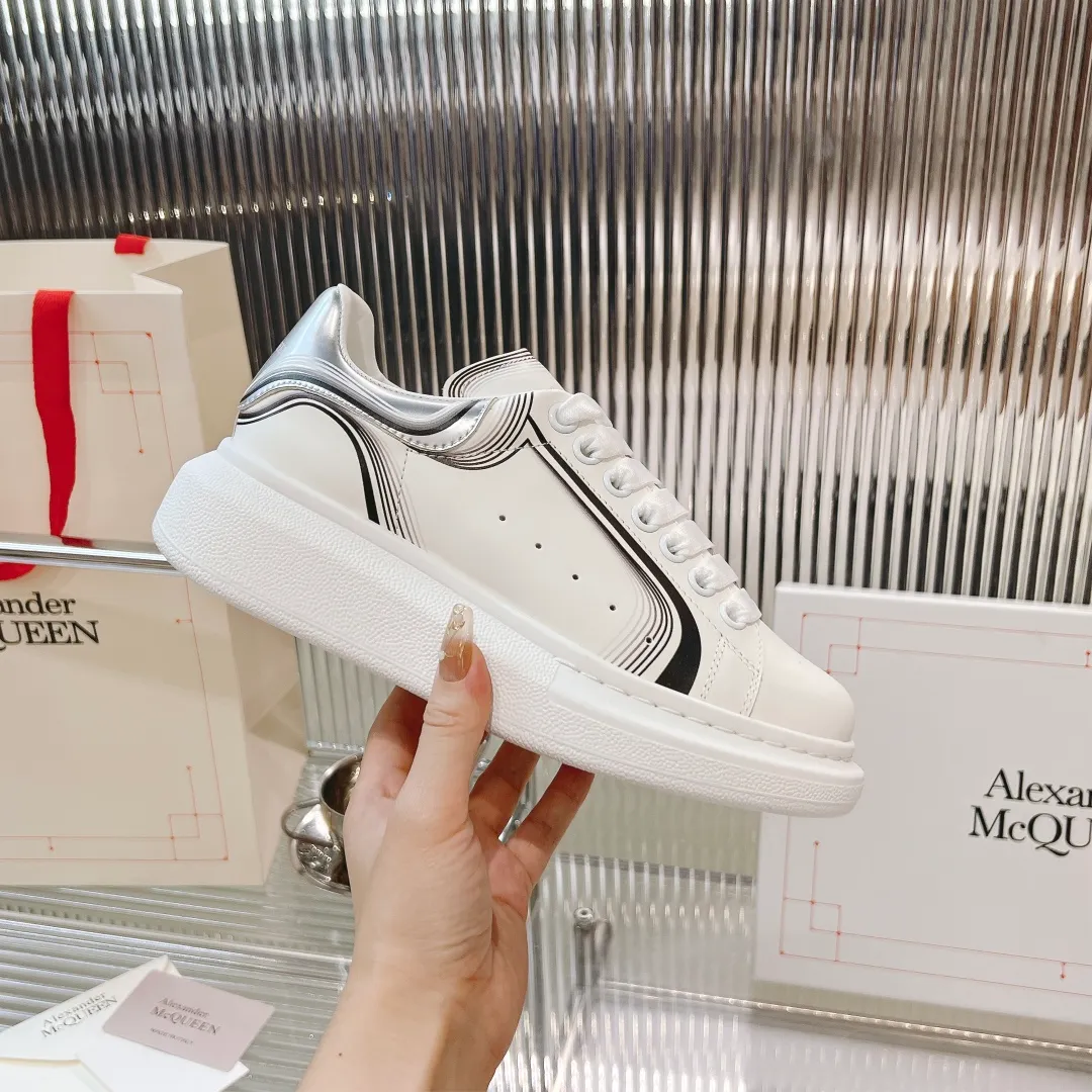 👟👟Ex-factory price 440👟👟 Men's size +10 (high version + 60 men's size plus 10) The latest addition to the counter is the top high-end version of Alexander McQueen·Alexander McQueen 2023 new wide sports shoes, white shoes and casual shoes👟New colors! The rear tail is really unique and pretty, I love it at first sight! 😍Top version! 👍🏻I won’t introduce too much about the style of this shoe. It will never go out of style year after year in spring, summer, autumn and winter. It is a super versatile style and has always been in hot demand. 🔸Upper: original custom-made latest silk cowhide 🔸Inner lining: cowhide foot pads + top-grade highly breathable mesh ����Outsole: the latest original open mold one-to-one precision mold PU vacuum outsole 🔸Female model 34-41 (customized at 34.40.41) 🔸Men's model 38-45 (customized at 38 45)